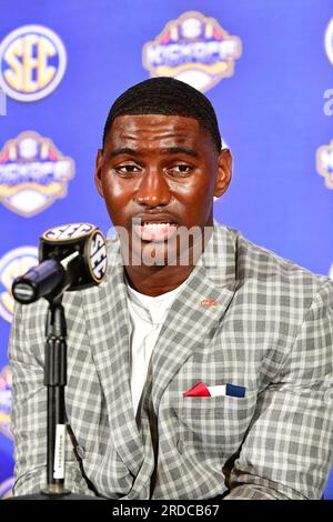 Nashville, Tennessee, USA. 20. Juli 2023. Ole Miss's CEDRIC JOHNSON beantwortet bei den SEC Football Media Days in Nashville Fragen aus den Medien. (Kreditbild: © Camden Hall/ZUMA Press Wire) NUR REDAKTIONELLE VERWENDUNG! Nicht für den kommerziellen GEBRAUCH! Stockfoto