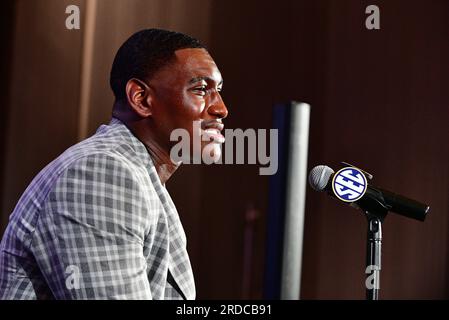 Nashville, Tennessee, USA. 20. Juli 2023. Ole Miss's CEDRIC JOHNSON beantwortet bei den SEC Football Media Days in Nashville Fragen aus den Medien. (Kreditbild: © Camden Hall/ZUMA Press Wire) NUR REDAKTIONELLE VERWENDUNG! Nicht für den kommerziellen GEBRAUCH! Stockfoto