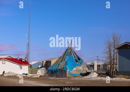 In der indigenen Stadt Fort Severn auf Hudso flankiert ein traditionelles Tipi einen seltenen Kontakt zur Außenwelt Stockfoto