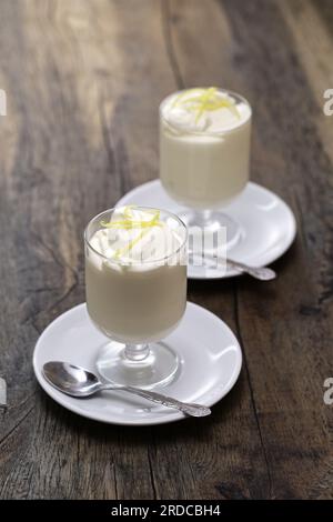 Lemon Syllabub, Englisches Schlagsahne-Dessert Stockfoto