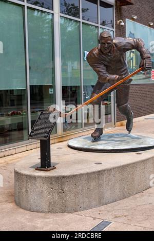 Statue von Tim Horton vor dem ersten Tim Hortons Restaurant in Kanada in Hamilton, Ontario, Kanada. Stockfoto