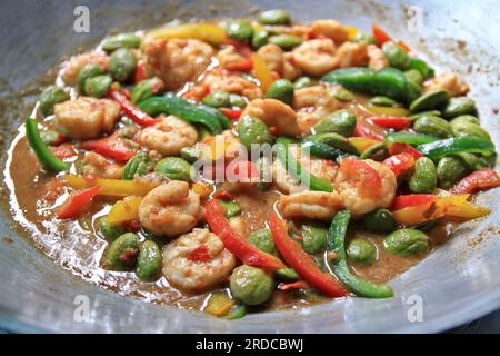 Einheimische Speisen im Süden Thailands in der Pfanne, unter Rühren mit Bohnen, Spinat, scharf und mit Garnelen zubereitet. Stockfoto