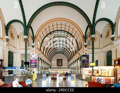 Innenansicht des zentralen Postamts von Ho Chi Minh City, Ho Chi Minh City, Vietnam, mit einem Porträt von Hi Chi Minh. Stockfoto