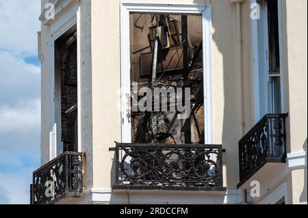 Überreste des verfallenen denkmalgeschützten Royal Albion Hotels, das am Samstag, den 15. Juli 2023, in der Stadt Brighton, Großbritannien, ausbrach. Stockfoto