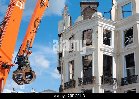 Überreste des verfallenen denkmalgeschützten Royal Albion Hotels, das am Samstag, den 15. Juli 2023, in der Stadt Brighton, Großbritannien, ausbrach. Stockfoto