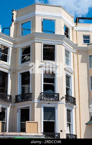 Überreste des verfallenen denkmalgeschützten Royal Albion Hotels, das am Samstag, den 15. Juli 2023, in der Stadt Brighton, Großbritannien, ausbrach. Stockfoto