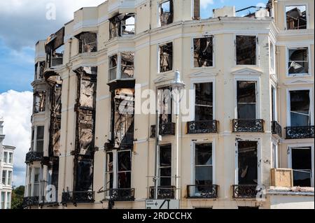 Überreste des verfallenen denkmalgeschützten Royal Albion Hotels, das am Samstag, den 15. Juli 2023, in der Stadt Brighton, Großbritannien, ausbrach. Stockfoto