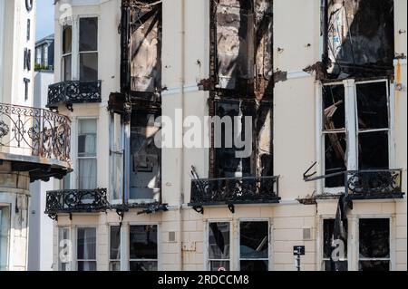Überreste des verfallenen denkmalgeschützten Royal Albion Hotels, das am Samstag, den 15. Juli 2023, in der Stadt Brighton, Großbritannien, ausbrach. Stockfoto