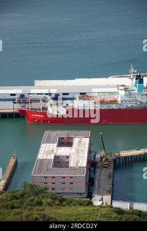 Am 18. Juli 2023 wurde das umstrittene Unterbringungsschiff Bibby Stockholm im Hafen von Portland festgemacht, um 500 Migranten und Asylbewerber unterzubringen. Dorset. Stockfoto