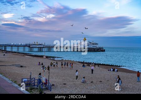 Strand und im Seebad Eastbourne in der Abenddämmerung, England, Großbritannien, Europa | The Beach and Pier in Eastbourne at Dusk, England, United K. Stockfoto
