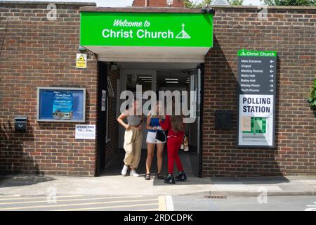 Uxbridge, Großbritannien. 20. Juli 2023. Es war ein geschäftiger Tag im Stadtzentrum von Uxbridge, da Käufer unterwegs waren und einige auf dem Weg waren, um bei den Kommunalwahlen zu wählen. Der ehemalige Premierminister Boris Johnson hatte den Sitz der Konservativen Partei in Uxbridge und South Ruislip inne. Laut Umfragen wird von Labour-Unternehmen erwartet, dass sie den Sitz gewinnen, aber viele Wähler sind wütend, dass Uxbridge Teil der vom Labour-Bürgermeister von London Sadiq Khan vorgeschlagenen Ultra-Low-Emission-Zone werden soll. Das kann bedeuten, dass die Wähler für alternative Parteien wie die Liberaldemokraten oder die Grünen stimmen. Kredit: Maureen McLean/Alamy Live Ne Stockfoto