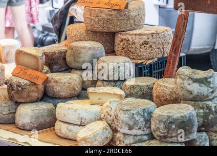 Geografie/Reise, Frankreich, Provence, Gordes, Stand mit Käse auf dem Markt in Gordes, Vaucluse, ADDITIONAL-RIGHTS-CLEARANCE-INFO-NOT-AVAILABLE Stockfoto