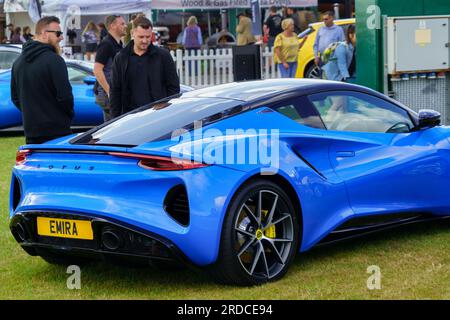 Auf der Yorkshire Show wird ein leuchtend neuer, blauer Lotus Emira Sportwagen ausgestellt, der die Aufmerksamkeit von zwei Jungs, Harrogate, UK, auf sich zieht. Stockfoto