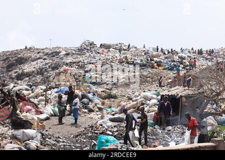 Nairobi, Kenia. 14. Juli 2023. Man sieht Leute, die auf der Dandora-Müllhalde arbeiten. Die Regierung des Stadtbezirks Nairobi plant die Errichtung einer Recyclinganlage, die die auf der Deponie Dandora abgelagerten Abfälle in Energie umwandeln wird. Die weitläufige Mülldeponie nimmt täglich etwa 2.000 Tonnen Abfall auf, was sie zur geschäftigsten Arbeitsstätte für Abfallsammler macht, um Kunststoffe und andere recycelbare Materialien zu finden. (Foto: Allan Muturi/SOPA Images/Sipa USA) Guthaben: SIPA USA/Alamy Live News Stockfoto