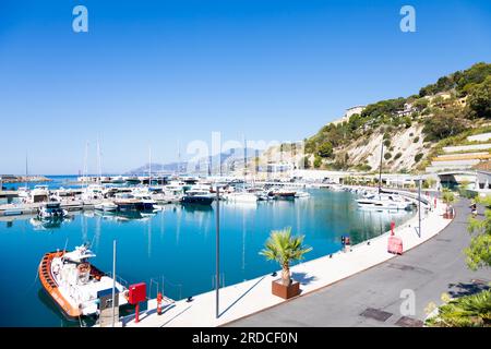 Ventimiglia, Italien - August 2022: Der Hafen von Cala del Forte, brandneues, hochmodernes Yachthafen-Hotel von Monte Carlo Stockfoto