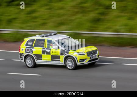 National Highways Traffic Officer fährt 2021 Volvo XC90 Momentum T8 Rchrg AWD Ein Hybrid-Elektrofahrzeug; fährt mit hoher Geschwindigkeit auf der Autobahn M6 im Großraum Manchester, Großbritannien Stockfoto