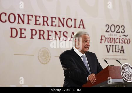 Mexiko-Stadt, Mexiko. 19. Juli 2023. 19. Juli 2023, Mexiko-Stadt, Mexiko: Der mexikanische Präsident Andres Manuel Lopez Obrador speist während der täglichen Briefing-Konferenz im Nationalpalast. Am 19. Juni 2023 in Mexiko-Stadt, Mexiko. (Foto: Carlos Santiago/Kredit: Eyepix Group/Alamy Live News Stockfoto