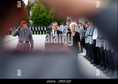 20. Juli 2023, Berlin: Carsten Breuer (l-r), Generalinspekteur der deutschen Streitkräfte, Boris Pistorius (SPD), Bundesminister für Verteidigung, Und Konstanze von Schulthess-Rechberg, Claus Schenk Graf von Stauffenbergs jüngste Tochter, geht während der feierlichen Vereidigung von etwa 400 Rekruten auf dem Paradeplatz des Bundesministeriums für Verteidigung in die Truppen der Soldaten. Der Nationalfeiertag des Widerstands gegen die nationalsozialistische Tyrannei begeht den 79. Jahrestag des versuchten Mordes an Adolf Hitler durch Claus Schenk Graf von Stauffenberg und anderen Genossen Stockfoto