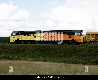 Colas Rail Klasse 70 Diesellokomotive Nr. 70809, die einen Güterzug zieht, Warwickshire, Großbritannien Stockfoto