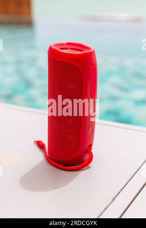 Dakhla, Marokko - 20. Juni 2022 : Red JBL High SPEAKER by a Clear Tropical Pool in Dakhla Stockfoto