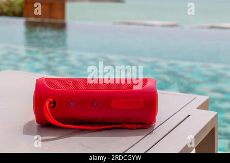 Dakhla, Marokko - 20. Juni 2022 : Red JBL High SPEAKER by a Clear Tropical Pool in Dakhla Stockfoto