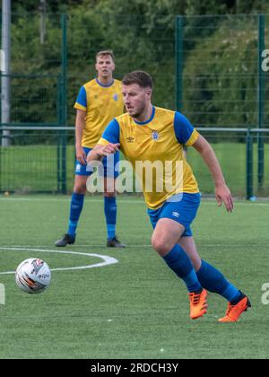 Glasgow, Schottland, Großbritannien. 18. Juli 2023: Rossvale Men spielen St. Mungo AFC in einer Vorsaison-Freundschaft im Huntershill Sport Complex, Glasgow. Stockfoto