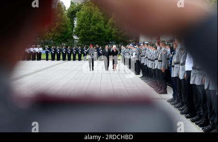 20. Juli 2023, Berlin: Carsten Breuer (l-r), Generalinspekteur der deutschen Streitkräfte, Boris Pistorius (SPD), Bundesminister für Verteidigung, Und Konstanze von Schulthess-Rechberg, Claus Schenk Graf von Stauffenbergs jüngste Tochter, geht während der feierlichen Vereidigung von etwa 400 Rekruten auf dem Paradeplatz des Bundesministeriums für Verteidigung in die Truppen der Soldaten. Der Nationalfeiertag des Widerstands gegen die nationalsozialistische Tyrannei begeht den 79. Jahrestag des versuchten Mordes an Adolf Hitler durch Claus Schenk Graf von Stauffenberg und anderen Genossen Stockfoto