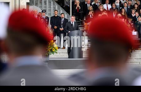 Berlin, Deutschland. 20. Juli 2023. Boris Pistorius (SPD), Bundesminister für Verteidigung, spricht bei der feierlichen Vereidigung von etwa 400 Rekruten auf dem Paradeplatz des Bundesministeriums für Verteidigung. Der Nationalfeiertag des Widerstands gegen die nationalsozialistische Tyrannei begeht den 79. Jahrestag des versuchten Mordes an Adolf Hitler durch Claus Schenk Graf von Stauffenberg und andere Waffengenossen. Nach dem Scheitern des versuchten Sturzes wurden er und andere Widerstandskämpfer in derselben Nacht hingerichtet. Kredit: Bernd von Jutrczenka/dpa/Alamy Live News Stockfoto