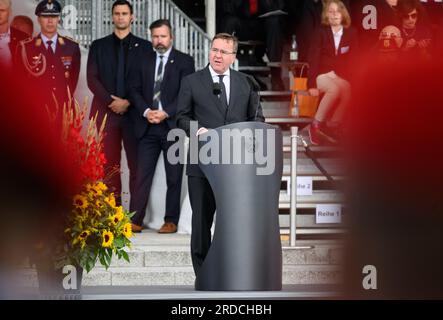 Berlin, Deutschland. 20. Juli 2023. Boris Pistorius (SPD), Bundesminister für Verteidigung, spricht bei der feierlichen Vereidigung von etwa 400 Rekruten auf dem Paradeplatz des Bundesministeriums für Verteidigung. Der Nationalfeiertag des Widerstands gegen die nationalsozialistische Tyrannei begeht den 79. Jahrestag des versuchten Mordes an Adolf Hitler durch Claus Schenk Graf von Stauffenberg und andere Waffengenossen. Nach dem Scheitern des versuchten Sturzes wurden er und andere Widerstandskämpfer in derselben Nacht hingerichtet. Kredit: Bernd von Jutrczenka/dpa/Alamy Live News Stockfoto