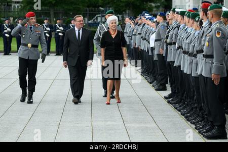 20. Juli 2023, Berlin: Carsten Breuer (l-r), Generalinspekteur der deutschen Streitkräfte, Boris Pistorius (SPD), Bundesminister für Verteidigung, Und Konstanze von Schulthess-Rechberg, Claus Schenk Graf von Stauffenbergs jüngste Tochter, geht während der feierlichen Vereidigung von etwa 400 Rekruten auf dem Paradeplatz des Bundesministeriums für Verteidigung in die Truppen der Soldaten. Der Nationalfeiertag des Widerstands gegen die nationalsozialistische Tyrannei begeht den 79. Jahrestag des versuchten Mordes an Adolf Hitler durch Claus Schenk Graf von Stauffenberg und anderen Genossen Stockfoto