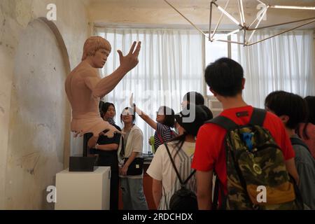 Hongkong, China. 19. Juli 2023. Besucher besuchen eine Ausstellung zum Gedenken an Bruce Lee in Sham Shui Po aus Hongkong, Südchina, 19. Juli 2023. ZUM Thema "Feature: Enter the Dragon -- Bruce Lees Vermächtnis ist immer noch inspirierend 50 Jahre nach seinem Tod". Kredit: Chu Mengmeng/Xinhua/Alamy Live News Stockfoto