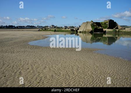 Überreste des WW2 D-Day Mulberry Harbour in Asnelles Beach. Arromanches, Frankreich. Stockfoto