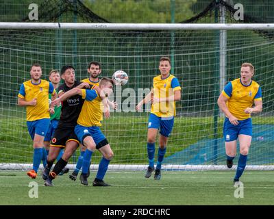 Glasgow, Schottland, Großbritannien. 18. Juli 2023: Rossvale Men spielen St. Mungo AFC in einer Vorsaison-Freundschaft im Huntershill Sport Complex, Glasgow. Stockfoto