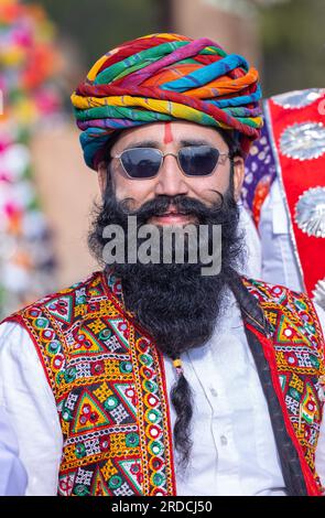 Kamelfestival, Porträt eines jungen rajasthani-Mannes mit Bart und Schnurrbart in weißem traditionellem rajasthani-Kleid und Turban. Stockfoto