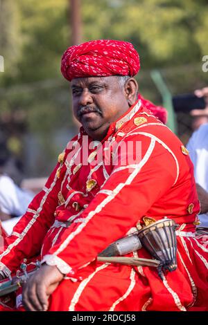 Kamelfestival, Porträt eines jungen rajasthani-Mannes mit Bart und Schnurrbart in weißem traditionellem rajasthani-Kleid und Turban. Stockfoto