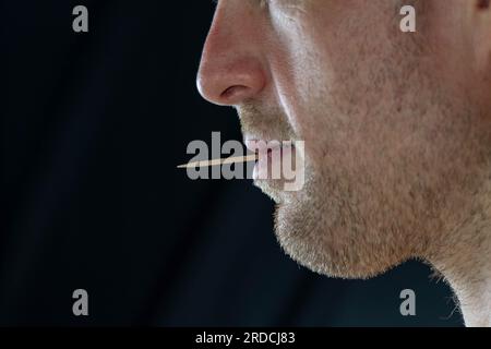 Nahaufnahme abstrakter Zahnstocher mit schwarzem Hintergrund Stockfoto