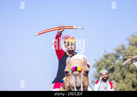Kamelfestival, Porträt eines jungen rajasthani-Mannes mit Bart und Schnurrbart in weißem traditionellem rajasthani-Kleid und Turban. Stockfoto