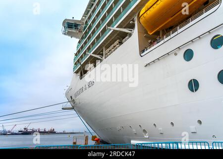 Ensenada, BC, Mexiko – 4. Juni 2023: Kreuzfahrtschiff „Royal Caribbean's Navigator of the Seas“ legt im Hafen von Ensenada an. Stockfoto