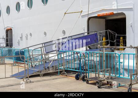 Ensenada, BC, Mexiko – 4. Juni 2023: Eine Lauframpe auf dem Kreuzfahrtschiff „Navigator of the Seas“ der Royal Caribbean, das im Hafen von Ensenada angelegt ist. Stockfoto