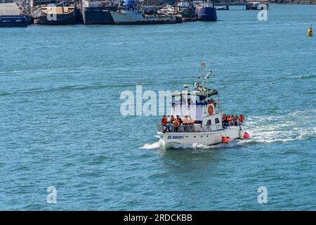 Ensenada, BC, Mexiko – 4. Juni 2023: Tourboot mit Passagieren in Schwimmwesten in der Bucht von Ensenada, Mexiko. Stockfoto