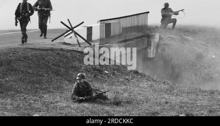 Deutsche Infanterie-Soldaten, Die Mit Russischen Soldaten Kämpfen. Mörserschießen, Explosionen. Schwarz Und Weiß Stockfoto