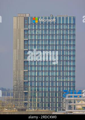 Belgrad, Serbien - 09. April 2023: Computer Software Company Microsoft Office Skyscraper Building in New Belgrad. Stockfoto