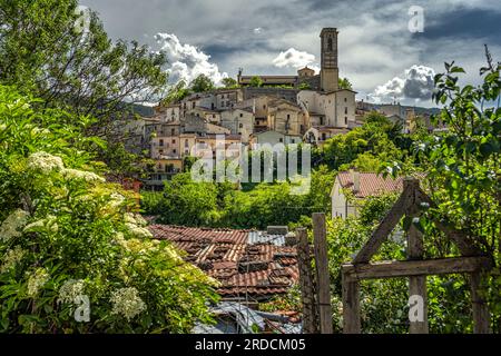 Panorama des mittelalterlichen Dorfes Goriano Sicoli, eingebettet in das üppige Grün der umliegenden Hügel. Goriano Sicoli, Provinz L'Aquila, Abruzzen Stockfoto