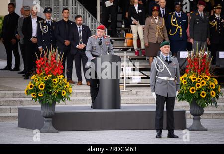 Berlin, Deutschland. 20. Juli 2023. Carsten Breuer, Generalinspekteur der deutschen Streitkräfte, spricht bei der feierlichen Vereidigung von etwa 400 Rekruten auf dem Paradeplatz des Bundesministeriums für Verteidigung. Der Nationalfeiertag des Widerstands gegen die nationalsozialistische Tyrannei begeht den 79. Jahrestag des versuchten Mordes an Adolf Hitler durch Claus Schenk Graf von Stauffenberg und andere Waffengenossen. Nach dem Scheitern des versuchten Sturzes wurden er und andere Widerstandskämpfer in derselben Nacht hingerichtet. Kredit: Bernd von Jutrczenka/dpa/Alamy Live News Stockfoto