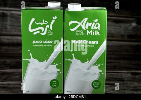 Kairo, Ägypten, Juli 15 2023: ARIA Half Cream Fresh Kuw's Milk Karton Flasche 1 1 Liter mit Calcium und Vitaminen, selektiver Fokus von Aria Nat Stockfoto