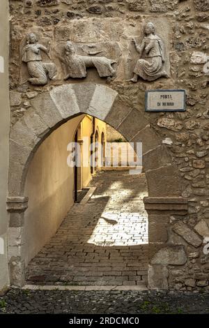 Porta di Murro ist das letzte verbleibende Tor der Stadtmauern von Goriano Sicoli. Über dem Bogen befindet sich ein Basenrelief mit einem Löwen und zwei weiblichen Figuren. Stockfoto