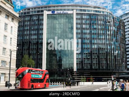 Park Plaza Westminster Bridge London mit Londons Doppeldeckerbus. Westminster, London, Großbritannien. Stockfoto