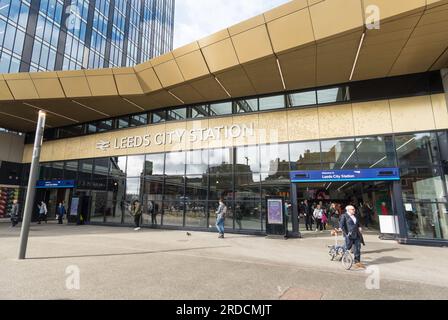 Passagiere verlassen den Vorplatz von Leeds City Station, England, Großbritannien Stockfoto