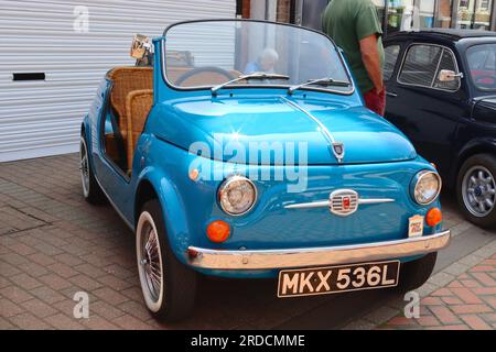 Der Fiat 500 verwandelte sich in einen Fiat Jolly Strandwagen mit Korbstühlen, abgeschnittenen Seiten und Korbpicknickkorb, ohne Frage, ein Auto für schönes Wetter. Stockfoto