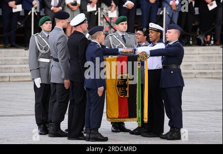 Berlin, Deutschland. 20. Juli 2023. Soldaten leisten ihren Eid während der feierlichen Vereidigung von etwa 400 Rekruten auf dem Paradeplatz des Bundesministeriums für Verteidigung. Der Nationalfeiertag des Widerstands gegen die nationalsozialistische Tyrannei gedenkt dem 79. Jahrestag des versuchten Mordes an Adolf Hitler durch Claus Schenk Graf von Stauffenberg und andere Waffengenossen. Nach dem Scheitern des versuchten Sturzes wurden er und andere Widerstandskämpfer in derselben Nacht hingerichtet. Kredit: Bernd von Jutrczenka/dpa/Alamy Live News Stockfoto